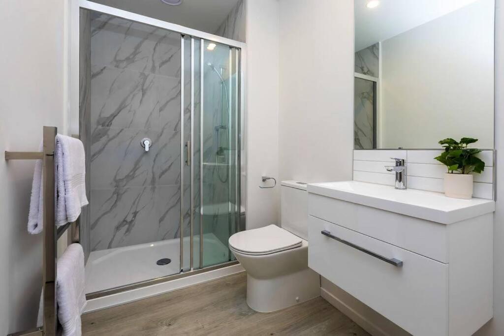 2 Bedrooms Apprtmt Plus Underground Parking In Cbd Christchurch Exterior photo